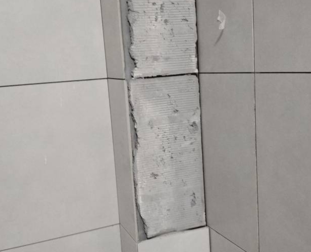 睢县瓷砖空鼓维修公司分享下瓷砖施工前基层浇水润湿程度不足，可能导致以下问题